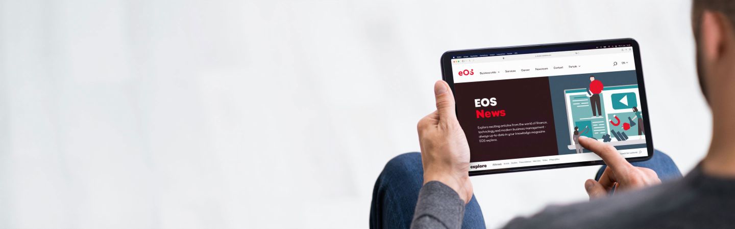 Osoba drži tablet na kojem je otvorena web stranica EOS Newsroom, pružajući informacije o najnovijim vijestima, online člancima i priopćenjima za tisak.